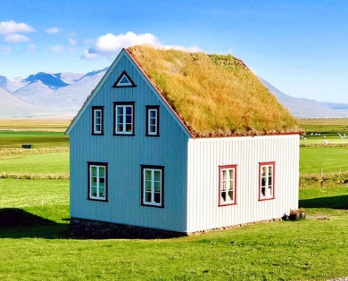 Wellblech Architektur Haus mit Grasdach auf Island