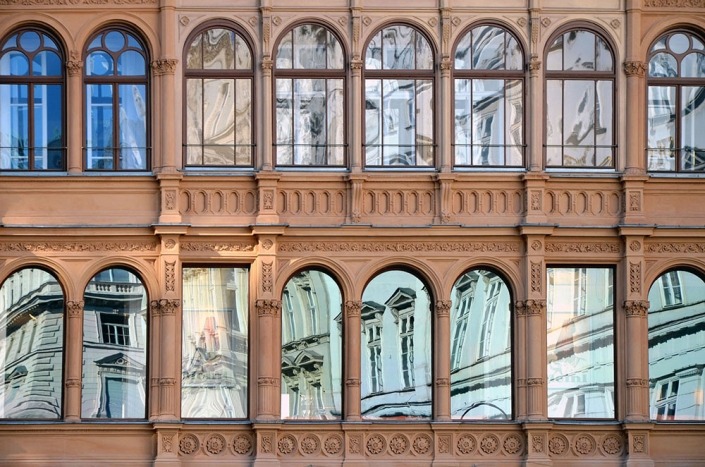 Wien, Architektur-Spiegelung. Foto von Ulrike Liebig, Architektin. Mitarbeiterportrait von einszueins die Ingenieure für digitale Pläne.