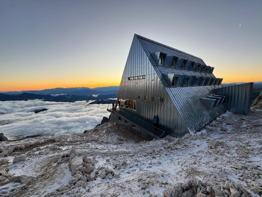 Santnerpasshuette Architektur Abenddaemmerung