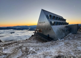 Santnerpasshuette Architektur Abenddaemmerung