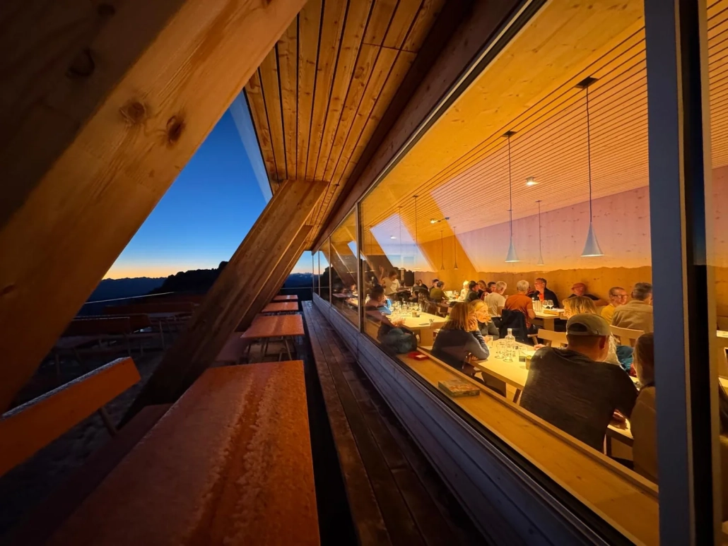 Santnerpasshuette Panorama Fenster Abendlicht